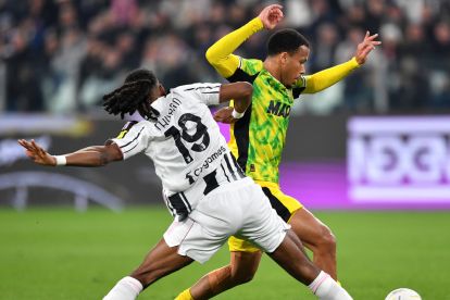 TURIN, ITALY - MARCH 21: Aster Vranckx of US Sassuolo Calcio is challenged by Khephren Thuram of Juventus during the Serie A match between Juventus FC and US Sassuolo Calcio at Allianz Stadium on March 21, 2026 in Turin, Italy. (Photo by Valerio Pennicino/Getty Images)