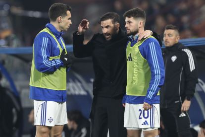 COMO, ITALY - MARCH 03: Como 1907 coach Cesc Fabregas issues instructions to his players Anastasios Douvikas and Martin Baturina during the Coppa Italia match between Como 1907 and FC Internazionale at Giuseppe Sinigaglia Stadium on March 03, 2026 in Como, Italy. (Photo by Marco Luzzani/Getty Images)