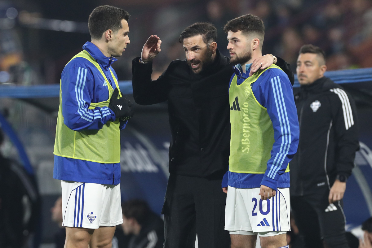COMO, ITALY - MARCH 03: Como 1907 coach Cesc Fabregas issues instructions to his players Anastasios Douvikas and Martin Baturina during the Coppa Italia match between Como 1907 and FC Internazionale at Giuseppe Sinigaglia Stadium on March 03, 2026 in Como, Italy. (Photo by Marco Luzzani/Getty Images)