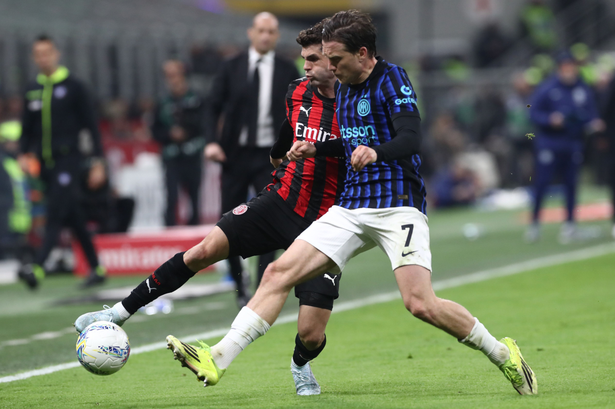MILAN, ITALY - MARCH 08: Christian Pulisic of AC Milan competes for the ball with Piotr Zielinski of Inter during the Serie A match between AC Milan and FC Internazionale at Giuseppe Meazza Stadium on March 08, 2026 in Milan, Italy. (Photo by Marco Luzzani/Getty Images)