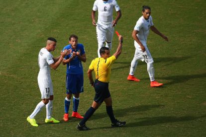 NATAL, BRAZIL - JUNE 24: Referee Marco Rodriguez shows a red card to Claudio Marchisio of Italy during the 2014 FIFA World Cup Brazil Group D match between Italy and Uruguay at Estadio das Dunas on June 24, 2014 in Natal, Brazil. (Photo by Julian Finney/Getty Images)