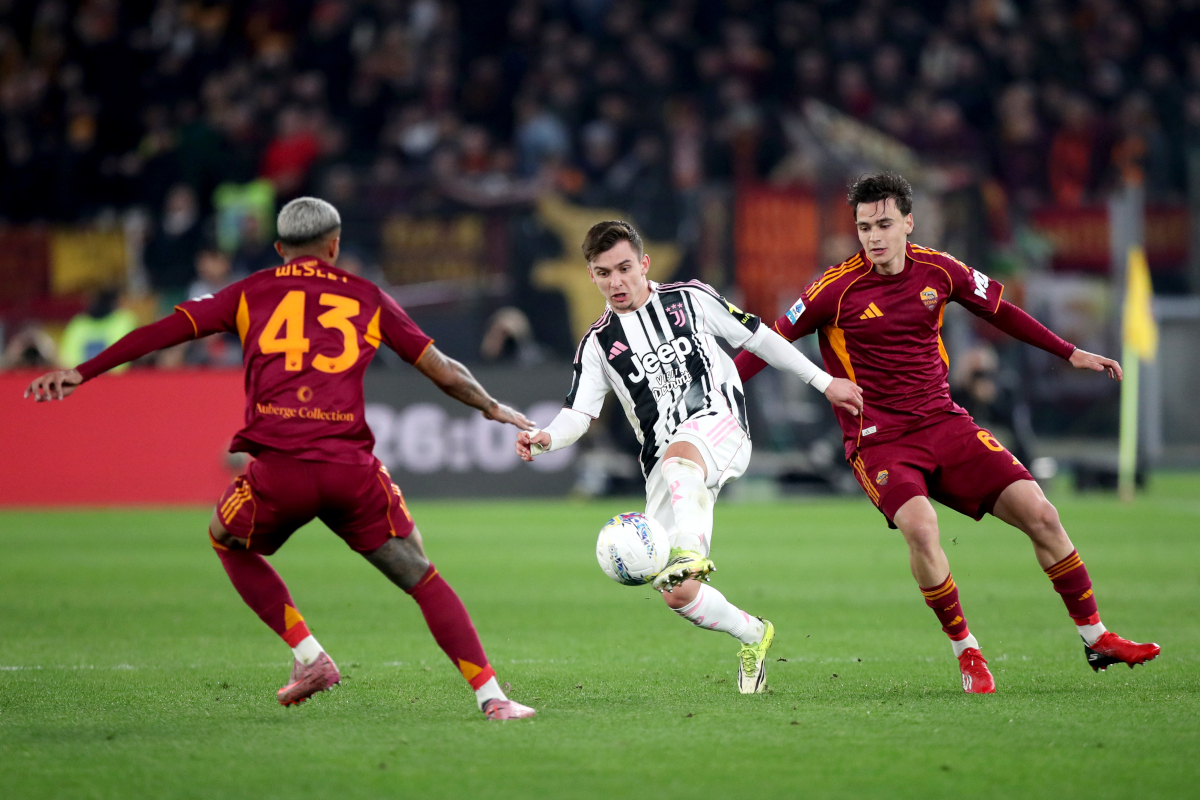 ROME, ITALY - MARCH 01: Francisco Conceicao of Juventus battles for possession with Niccolo Pisilli of AS Roma and Wesley of AS Roma during the Serie A match between AS Roma and Juventus FC at Stadio Olimpico on March 01, 2026 in Rome, Italy. (Photo by Paolo Bruno/Getty Images)