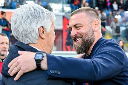 GENOA, ITALY - MARCH 8: Daniele De Rossi, head coach of Genoa (right), greets Gian Piero Gasperini, head coach of Roma, prior to kick-off in the Serie A match between Genoa CFC and AS Roma at Luigi Ferraris Stadium on March 8, 2026 in Genoa, Italy. (Photo by Getty Images)