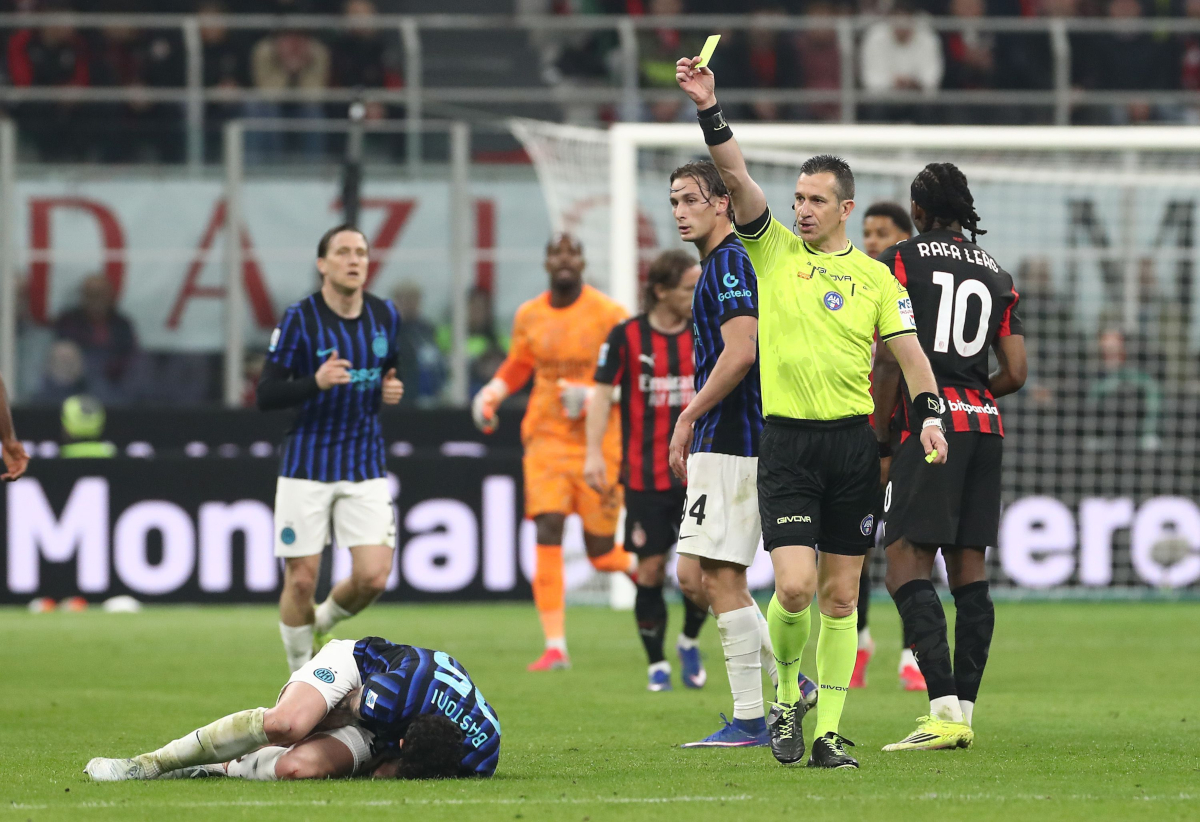 MILAN, ITALY - MARCH 08: Referee Daniele Doveri shows the yellow card to Alessandro Bastoni of Inter during the Serie A match between AC Milan and FC Internazionale at Giuseppe Meazza Stadium on March 08, 2026 in Milan, Italy. (Photo by Marco Luzzani/Getty Images)