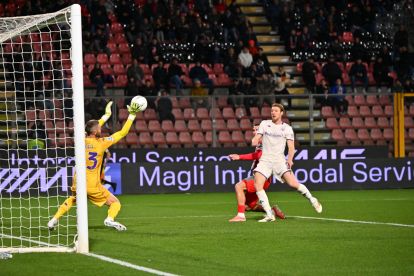 CREMONA, ITALY - MARCH 16: Federico Bonazzoli of US Cremonese shoots on goal forcing goalkeeper David De Gea of ACF Fiorentina to make a difficult save during the Serie A match between US Cremonese and ACF Fiorentina at Stadio Giovanni Zini on March 16, 2026 in Cremona, Italy. (Photo by Marco M. Mantovani/Getty Images)