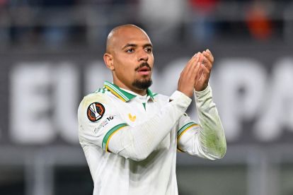 BOLOGNA, ITALY - MARCH 12: Donyell Malen of AS Roma acknowledges the fans following the UEFA Europa League 2025/26 Round of 16 First Leg match between Bologna FC 1909 and AS Roma at Stadio Renato Dall'Ara on March 12, 2026 in Bologna, Italy. (Photo by Alessandro Sabattini/Getty Images)