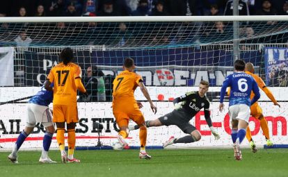 COMO, ITALY - MARCH 15: Donyell Malen of AS Roma scores their team's first goal from the penalty spotduring the Serie A match between Como 1907 and AS Roma at Giuseppe Sinigaglia Stadium on March 15, 2026 in Como, Italy. (Photo by Marco Luzzani/Getty Images)