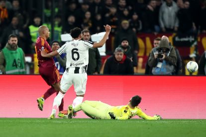 ROME, ITALY - MARCH 01: Donyell Malen of AS Roma scores their third goal during the Serie A match between AS Roma and Juventus FC at Stadio Olimpico on March 01, 2026 in Rome, Italy. (Photo by Paolo Bruno/Getty Images)