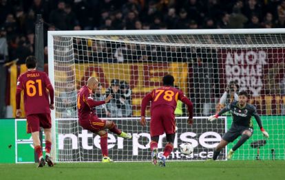 ROME, ITALY - MARCH 19: Donyell Malen of AS Roma scores his team's second goal from the penalty spot during the UEFA Europa League 2025/26 Round of 16 Second Leg match between AS Roma and Bologna FC 1909 at Stadio Olimpico on March 19, 2026 in Rome, Italy. (Photo by Paolo Bruno/Getty Images)
