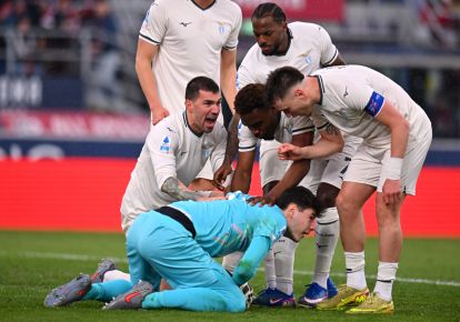 BOLOGNA, ITALY - MARCH 22: Edoardo Motta of Lazio celebrates saving a penalty with teammates during the Serie A match between Bologna FC 1909 and SS Lazio at Renato Dall'Ara Stadium on March 22, 2026 in Bologna, Italy. (Photo by Alessandro Sabattini/Getty Images)