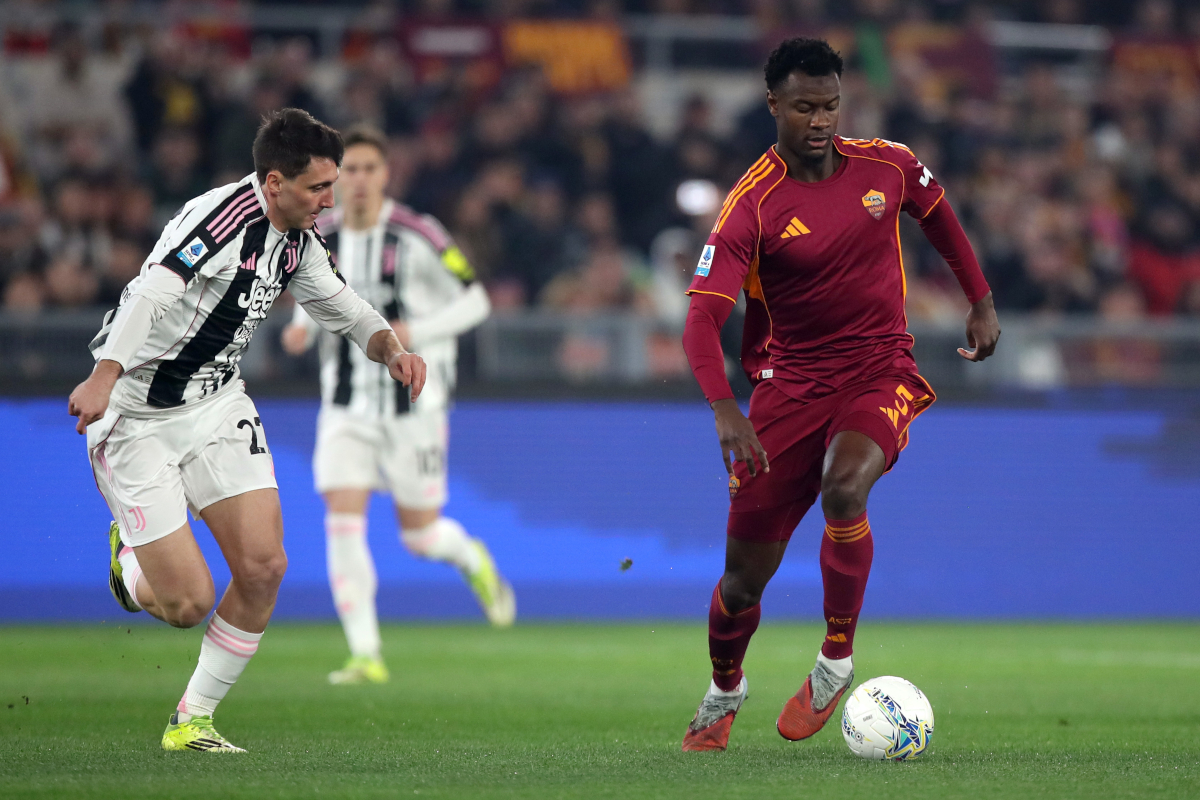 ROME, ITALY - MARCH 01: Evan Ndicka of AS Roma runs with the ball whilst under pressure from Andrea Cambiaso of Juventus during the Serie A match between AS Roma and Juventus FC at Stadio Olimpico on March 01, 2026 in Rome, Italy. (Photo by Paolo Bruno/Getty Images)