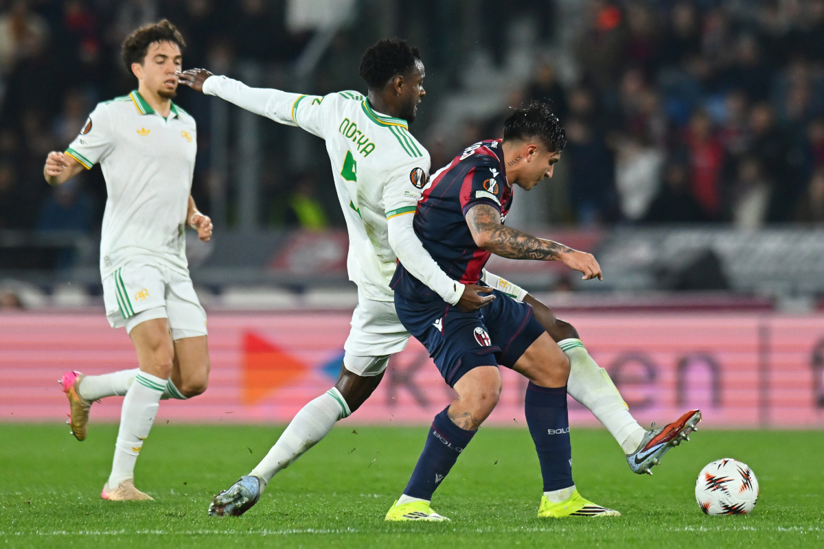 BOLONHA, ITÁLIA - 12 DE MARÇO: Santiago Castro de Bolonha é desafiado por Ivan Ndika da AS Roma durante a partida de primeira mão das oitavas de final da UEFA Europa League 2025/26 entre Bologna FC 1909 e AS Roma no Stadio Renato Dall'Ara em Bolonha em 1260202012020. (Foto de Alessandro Sabattini / Getty Images)