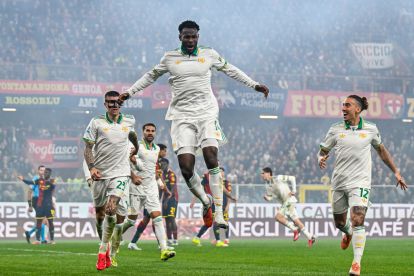 GENOA, ITALY - MARCH 8: Evan N'Dicka of Roma (center) celebrates with his team-mates after scoring a goal during the Serie A match between Genoa CFC and AS Roma at Luigi Ferraris Stadium on March 8, 2026 in Genoa, Italy. (Photo by Getty Images)