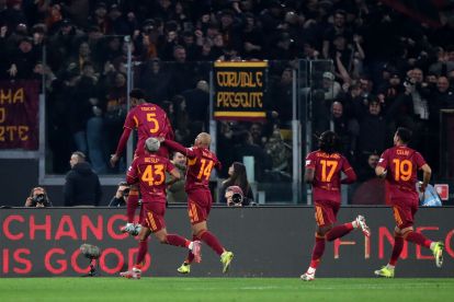 ROME, ITALY - MARCH 01: Lorenzo Pellegrini of AS Roma celebrates scoring their second goal with team mates during the Serie A match between AS Roma and Juventus FC at Stadio Olimpico on March 01, 2026 in Rome, Italy. (Photo by Paolo Bruno/Getty Images)