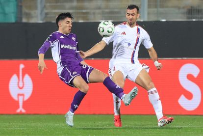 FLORENCE, ITALY - MARCH 12: Stratos Svarnas of Rakow Czestochowa battles for the ball with Fabiano Parisi of ACF Fiorentina during the UEFA Conference League 2025/26 round of 16 first leg match between ACF Fiorentina and Rakow Czestochowa at Stadio Artemio Franchi on March 12, 2026 in Florence, Italy. (Photo by Gabriele Maltinti/Getty Images)