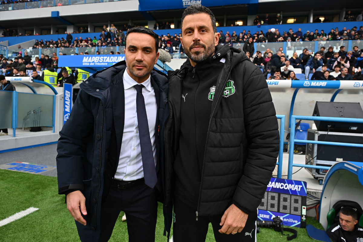 SASSUOLO, ITALY - MARCH 01: Raffaele Palladino head coach of Atalanta BC embraces Fabio Grosso head coach of US Sassuolo during the Serie A match between US Sassuolo Calcio and Atalanta BC at Mapei Stadium Citta del Tricolore on March 01, 2026 in Sassuolo, Italy. (Photo by Alessandro Sabattini/Getty Images)