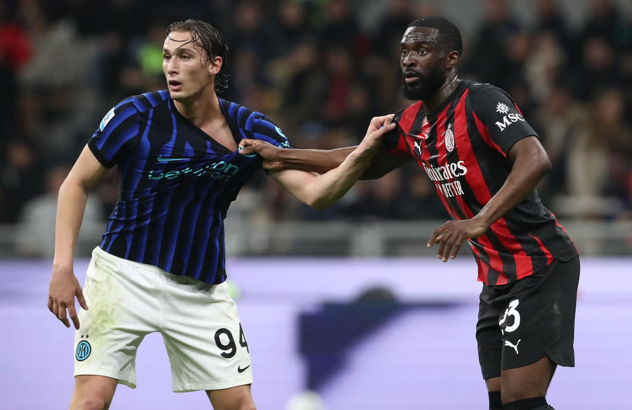 MILAN, ITALY - MARCH 08: Francesco Pio Esposito of Inter competes with Fikayo Tomori of AC Milan during the Serie A match between AC Milan and FC Internazionale at Giuseppe Meazza Stadium on March 08, 2026 in Milan, Italy. (Photo by Marco Luzzani/Getty Images)