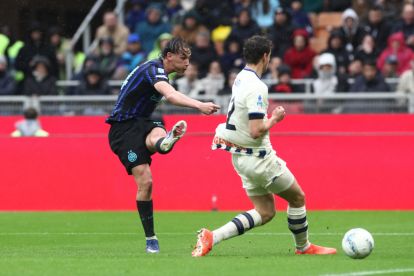 MILAN, ITALY - MARCH 14: Francesco Pio Esposito of Inter scores his team's first goal during the Serie A match between FC Internazionale and Atalanta BC at Giuseppe Meazza Stadium on March 14, 2026 in Milan, Italy. (Photo by Marco Luzzani/Getty Images)
