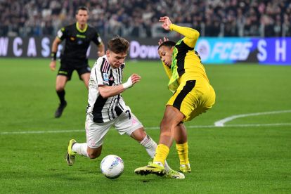 TURIN, ITALY - MARCH 21: Francisco Conceicao of Juventus is challenged by Aster Vranckx of US Sassuolo Calcio during the Serie A match between Juventus FC and US Sassuolo Calcio at Allianz Stadium on March 21, 2026 in Turin, Italy. (Photo by Valerio Pennicino/Getty Images)