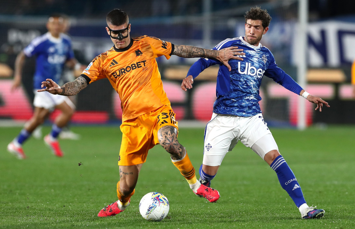 COMO, ITALY - MARCH 15: Gianluca Mancini of AS Roma competes for the ball with Sergi Robertoof Como 1907 during the Serie A match between Como 1907 and AS Roma at Giuseppe Sinigaglia Stadium on March 15, 2026 in Como, Italy. (Photo by Marco Luzzani/Getty Images)