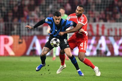 MUNICH, GERMANY - MARCH 18: Gianluca Scamacca of Atalanta is challenged by Jonathan Tah of FC Bayern Munich during the UEFA Champions League 2025/26 Round of 16 Second Leg match between FC Bayern München and Atalanta BC at Football Arena Munich on March 18, 2026 in Munich, Germany. (Photo by Stuart Franklin/Getty Images)
