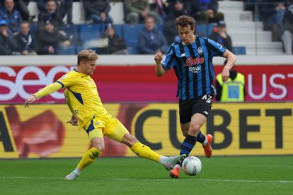 BERGAMO, ITALY - MARCH 22: Giorgio Scalvini of Atalanta is tackled by Martin Frese of Hellas Verona during the Serie A match between Atalanta BC and Hellas Verona FC at Gewiss Stadium on March 22, 2026 in Bergamo, Italy. (Photo by Francesco Scaccianoce/Getty Images)