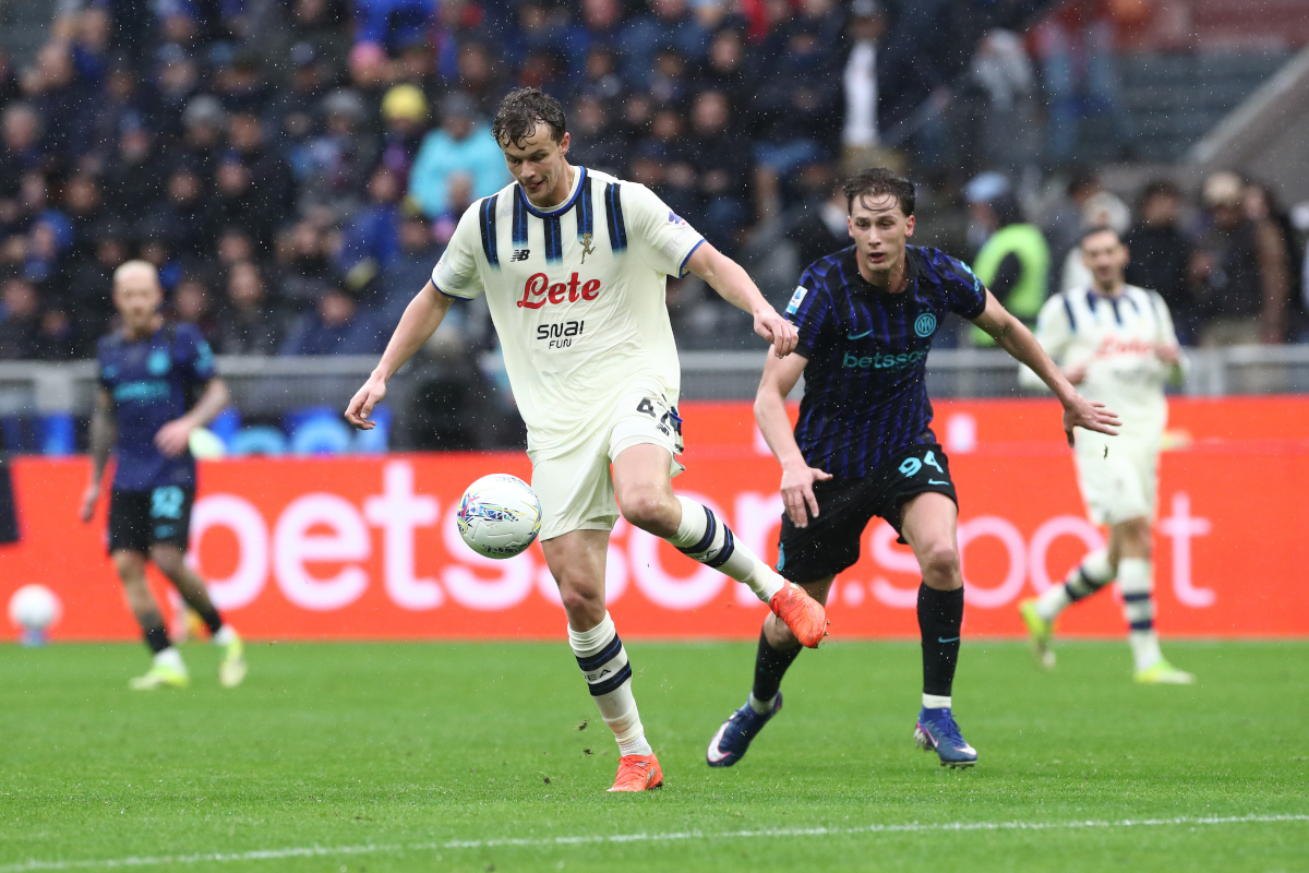 MILAN, ITALY - MARCH 14: Giorgio Scalvini of Atalanta controls the ball whilst under pressure from Francesco Pio Esposito of Inter during the Serie A match between FC Internazionale and Atalanta BC at Giuseppe Meazza Stadium on March 14, 2026 in Milan, Italy. (Photo by Marco Luzzani/Getty Images)