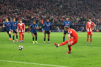 MUNICH, GERMANY - MARCH 18: Harry Kane of FC Bayern Munich scores his team's first goal from the penalty spot during the UEFA Champions League 2025/26 Round of 16 Second Leg match between FC Bayern München and Atalanta BC at Football Arena Munich on March 18, 2026 in Munich, Germany. (Photo by Alexander Hassenstein/Getty Images)