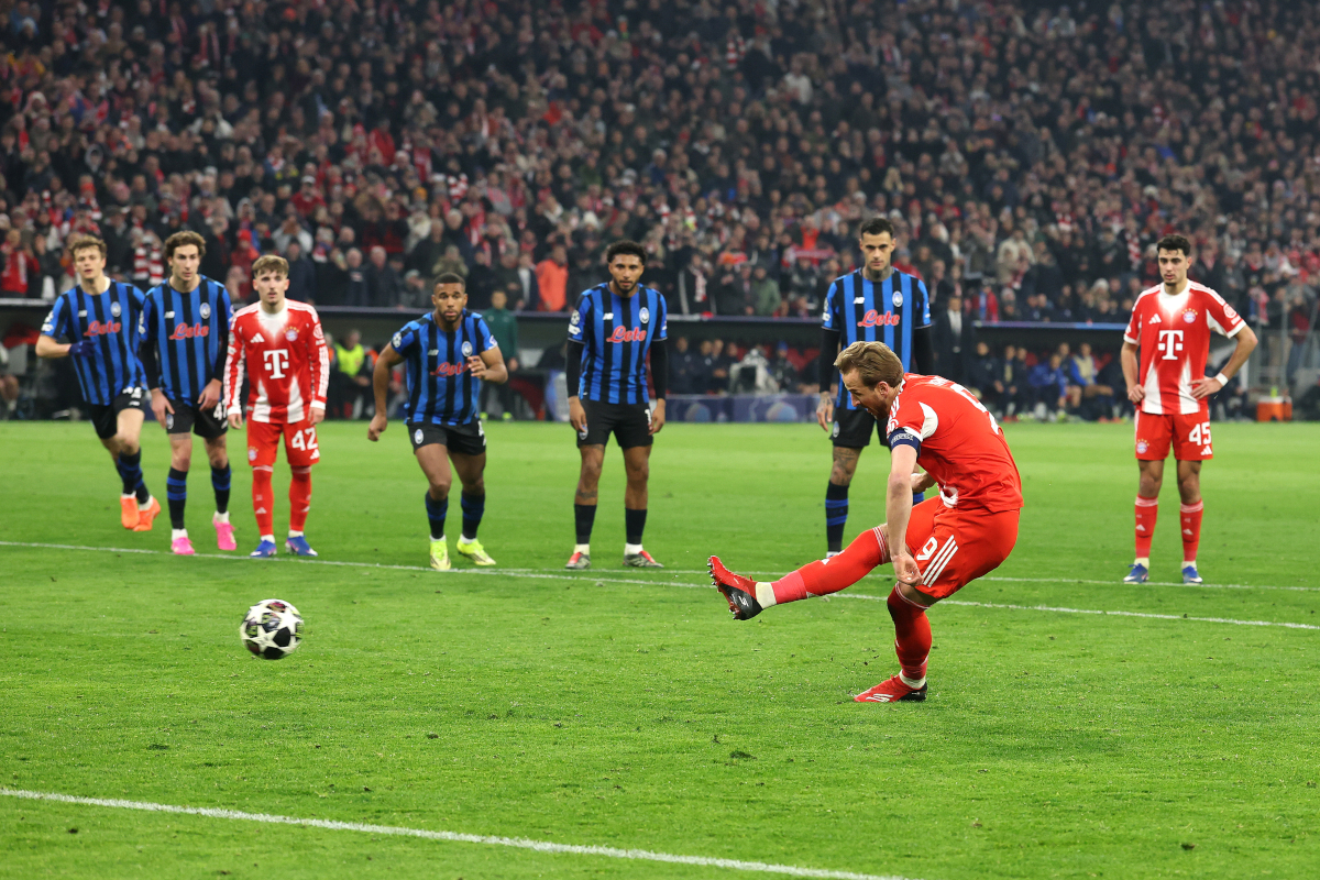 MUNIQUE, ALEMANHA - 18 DE MARÇO: Harry Kane do FC Bayern de Munique marca o primeiro gol de seu time de pênalti durante a partida de segunda mão das oitavas de final da UEFA Champions League 2025/26. (Foto de Alexander Hassenstein/Getty Images)
