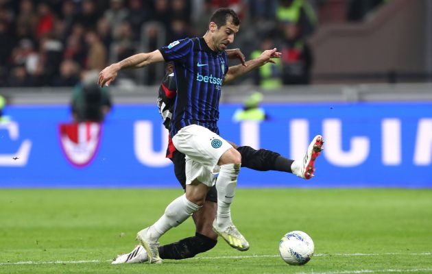 MILAN, ITALY - MARCH 08: Henrikh Mkhitaryan of Inter competes for the ball with Fikayo Tomori of AC Milan during the Serie A match between AC Milan and FC Internazionale at Giuseppe Meazza Stadium on March 08, 2026 in Milan, Italy. (Photo by Marco Luzzani/Getty Images)
