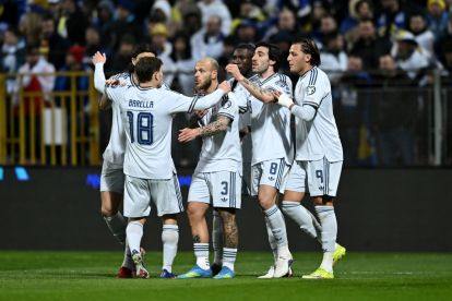 ZENICA, BOSNIA AND HERZEGOVINA - MARCH 31: Moise Kean of Italy celebrates with his teammates after scoring his team's opening goal during the FIFA World Cup 2026 European Qualifiers KO play-offs match between Bosnia and Herzegovina and Italy at Stadion Bilino Polje on March 31, 2026 in Zenica, Bosnia and Herzegovina. (Photo by Getty Images/Getty Images)