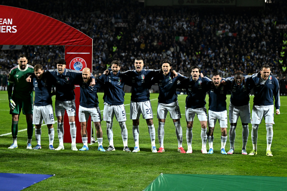 ZENICA, BÓSNIA E HERZEGOVINA - 31 DE MARÇO: Jogadores italianos cantam o hino nacional antes da partida de play-offs das eliminatórias europeias da Copa do Mundo da FIFA 2026 entre Bósnia e Herzegovina e Itália no Stadion Bilino Polje em 31 de março de 2026 em Zenica, Bósnia e Herzegovina. (Foto de Getty Images/Getty Images)