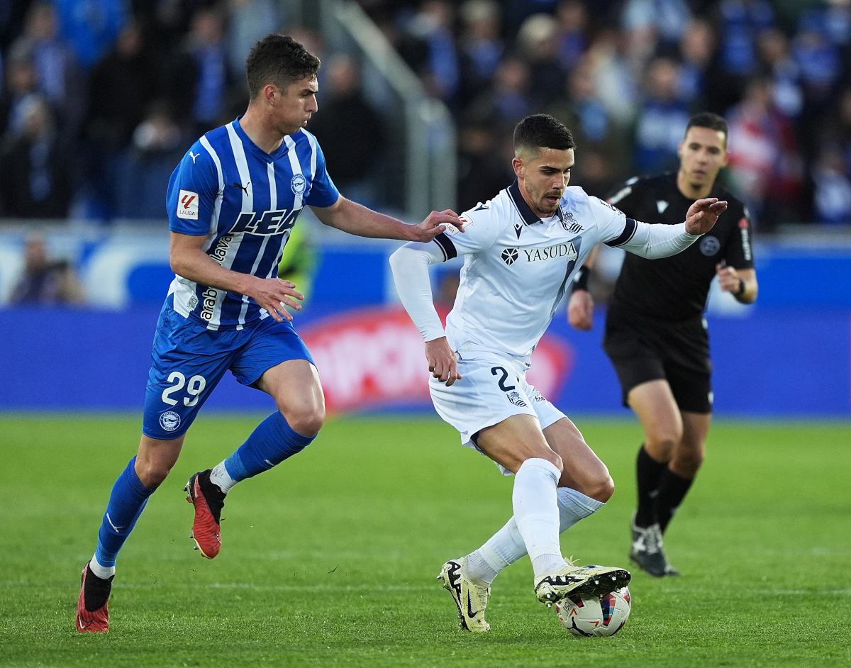 VITORIA-GASTEIZ, SPAIN - MARCH 31: Andre Silva of Real Sociedad runs with the ball whilst under pressure from Joaquin Panichelli of Deportivo Alaves during the LaLiga EA Sports match between Deportivo Alaves and Real Sociedad at Estadio de Mendizorroza on March 31, 2024 in Vitoria-Gasteiz, Spain. (Photo by Juan Manuel Serrano Arce/Getty Images)