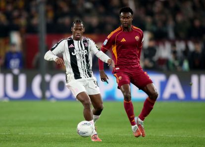 ROME, ITALY - MARCH 01: Jonathan David of Juventus and Evan Ndicka of AS Roma battle for possession during the Serie A match between AS Roma and Juventus FC at Stadio Olimpico on March 01, 2026 in Rome, Italy. (Photo by Paolo Bruno/Getty Images)