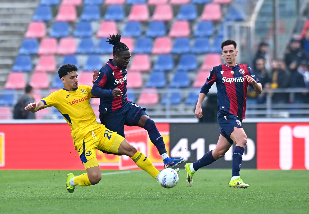 BOLOGNA, ITALY - MARCH 08: Jonathan Rowe of Bologna is challenged by Abdou Harroui of Hellas Verona during the Serie A match between Bologna FC 1909 and Hellas Verona FC at Renato Dall'Ara Stadium on March 08, 2026 in Bologna, Italy. (Photo by Alessandro Sabattini/Getty Images)