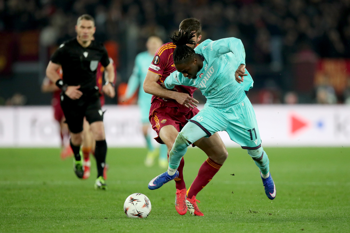 ROME, ITALY - MARCH 19: Jonathan Rowe of Bologna is challenged by Bryan Cristante of AS Roma during the UEFA Europa League 2025/26 Round of 16 Second Leg match between AS Roma and Bologna FC 1909 at Stadio Olimpico on March 19, 2026 in Rome, Italy. (Photo by Paolo Bruno/Getty Images)