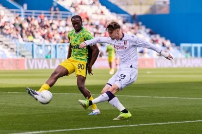 SASSUOLO, ITALY - MARCH 15: Juan Miranda of Bologna FC competes for the ball with Ismael Koné of US Sassuolo during the Serie A match between US Sassuolo Calcio and Bologna FC 1909 at Mapei Stadium Citta del Tricolore on March 15, 2026 in Sassuolo, Italy. (Photo by Emmanuele Ciancaglini/Getty Images)