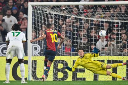 GENOA, ITALY - MARCH 8: Junior Messias of Genoa (center) scores a goal on a penalty kick during the Serie A match between Genoa CFC and AS Roma at Luigi Ferraris Stadium on March 8, 2026 in Genoa, Italy. (Photo by Getty Images)