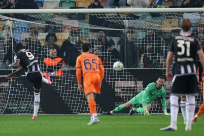 UDINE, ITALY - MARCH 02: David De Gea of Fiorentina is beaten by Keinan Davis's penalty strike for Udinese during the Serie A match between Udinese Calcio and ACF Fiorentina at Stadio Friuli on March 02, 2026 in Udine, Italy. (Photo by Timothy Rogers/Getty Images)