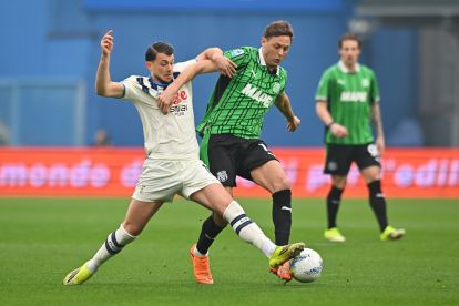SASSUOLO, ITALY - MARCH 01: Lazar Samardžić of Atalanta BC competes for the ball with Nemanja Matic of US Sassuolo during the Serie A match between US Sassuolo Calcio and Atalanta BC at Mapei Stadium Citta del Tricolore on March 01, 2026 in Sassuolo, Italy. (Photo by Alessandro Sabattini/Getty Images)