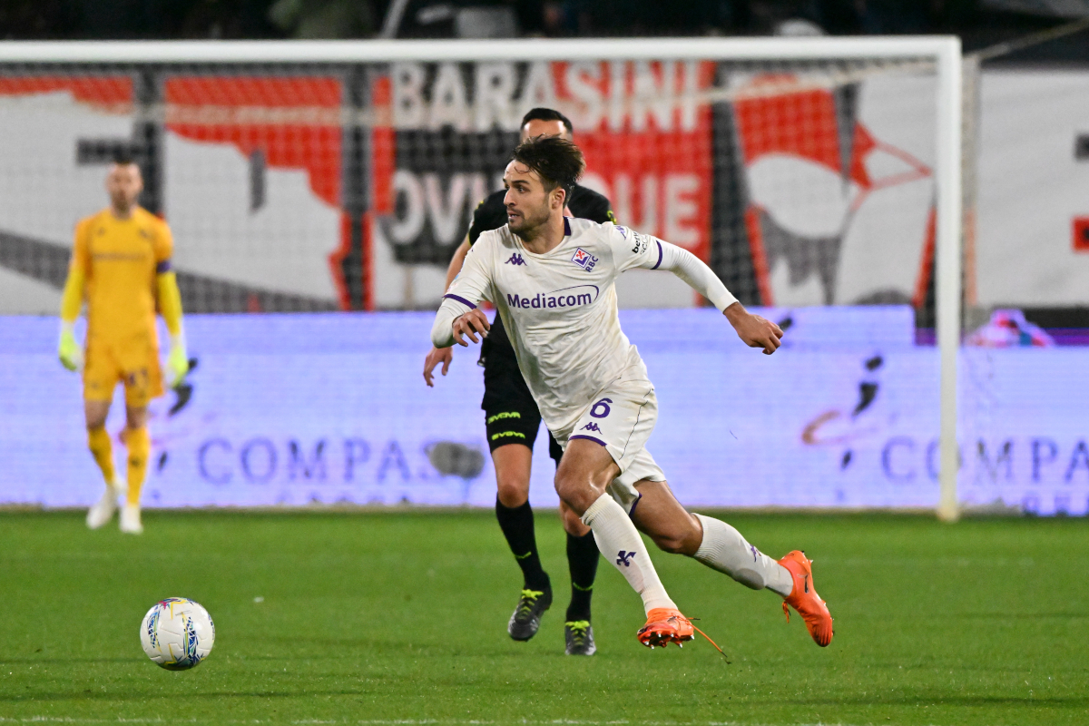 CREMONA, ITÁLIA - 16 DE MARÇO: Luca Ranieri da ACF Fiorentina joga durante a partida da Série A entre US Cremonese e ACF Fiorentina no Stadio Giovanni Gini em 16 de março de 2026 em Cremona, Itália. (Foto: Marco M. Mantovani/Getty Images)