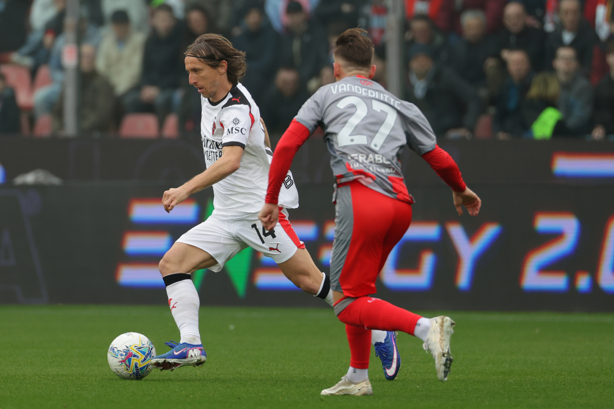 CREMONA, ITALY - MARCH 01: Luka Modric of AC Milan is challenged by Jari Vandeputte of US Cremonese during the Serie A match between US Cremonese and AC Milan at Stadio Giovanni Zini on March 01, 2026 in Cremona, Italy. (Photo by Francesco Scaccianoce/Getty Images)