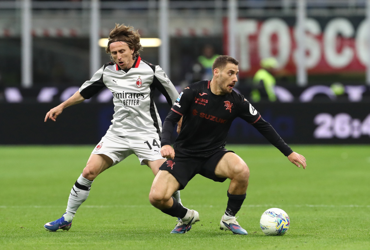 MILÃO, ITÁLIA - 21 DE MARÇO: Luka Modric do AC Milan desafia Nikola Vlasic do Torino durante a partida da Série A entre AC Milan e Torino FC no Estádio Giuseppe Meazza em 21 de março de 2026 em Milão, Itália. (Foto de Marco Luzani/Getty Images)