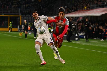 CREMONA, ITALY - MARCH 16: Rolando Mandragora of ACF Fiorentina and Youssef Maleh of US Cremonese fight for the ball during the Serie A match between US Cremonese and ACF Fiorentina at Stadio Giovanni Zini on March 16, 2026 in Cremona, Italy. (Photo by Marco M. Mantovani/Getty Images)