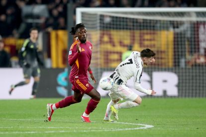 ROME, ITALY - MARCH 01: Manu Kone of AS Roma and Francisco Conceicao of Juventus battle for possession during the Serie A match between AS Roma and Juventus FC at Stadio Olimpico on March 01, 2026 in Rome, Italy. (Photo by Paolo Bruno/Getty Images)