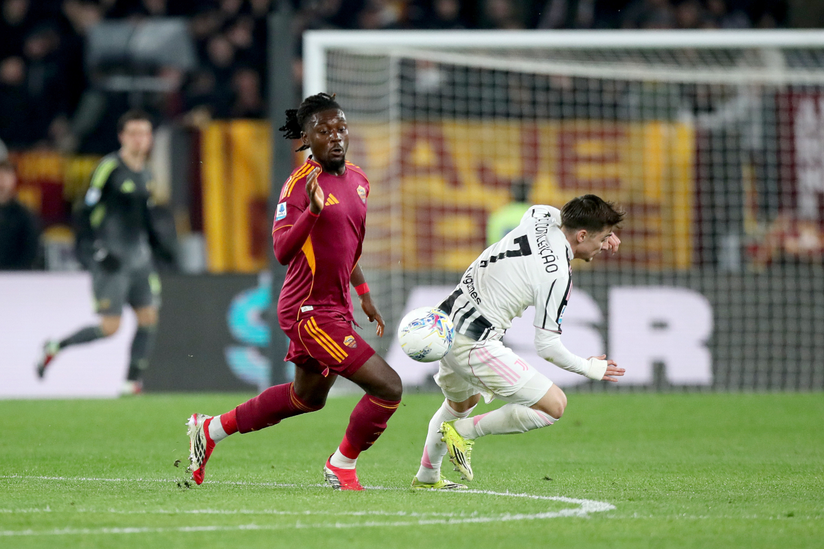 ROME, ITALY - MARCH 01: Manu Kone of AS Roma and Francisco Conceicao of Juventus battle for possession during the Serie A match between AS Roma and Juventus FC at Stadio Olimpico on March 01, 2026 in Rome, Italy. (Photo by Paolo Bruno/Getty Images)