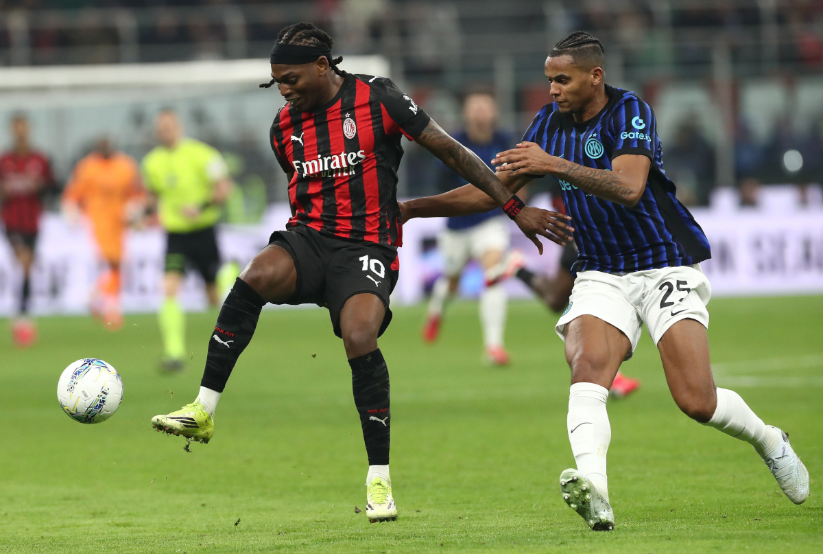 MILAN, ITALY - MARCH 08: Rafael Leao of AC Milan competes for the ball with Manuel Akanji of Inter during the Serie A match between AC Milan and FC Internazionale at Giuseppe Meazza Stadium on March 08, 2026 in Milan, Italy. (Photo by Marco Luzzani/Getty Images)