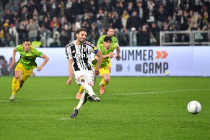 TURIN, ITALY - MARCH 21: Manuel Locatelli of Juventus has a penalty saved during the Serie A match between Juventus FC and US Sassuolo Calcio at Allianz Stadium on March 21, 2026 in Turin, Italy. (Photo by Valerio Pennicino/Getty Images)
