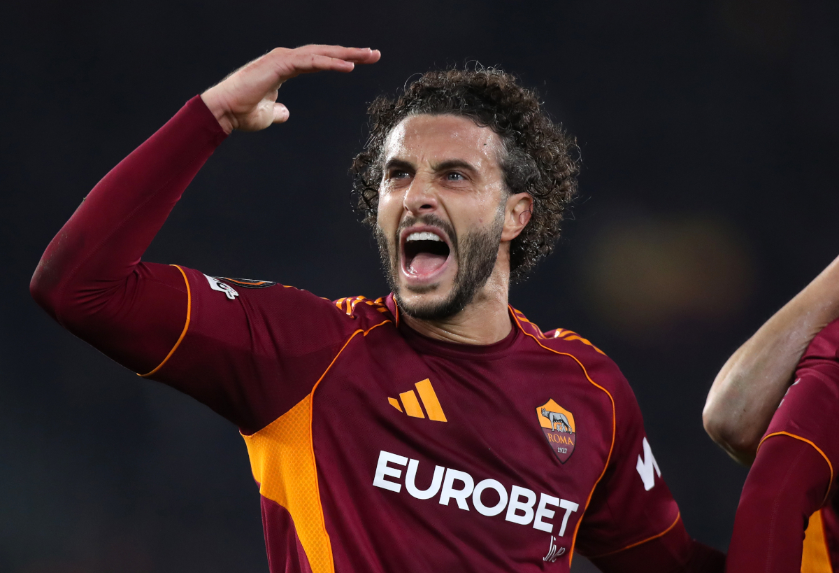 ROMA, ITÁLIA - 19 DE MARÇO: Mario Hermoso da AS Roma comemora o primeiro gol marcado por Evan Ndicka da AS Roma durante a partida de segunda mão das oitavas de final da UEFA Europa League 2025/26. Roma, Itália. (Foto de Paolo Bruno/Getty Images)