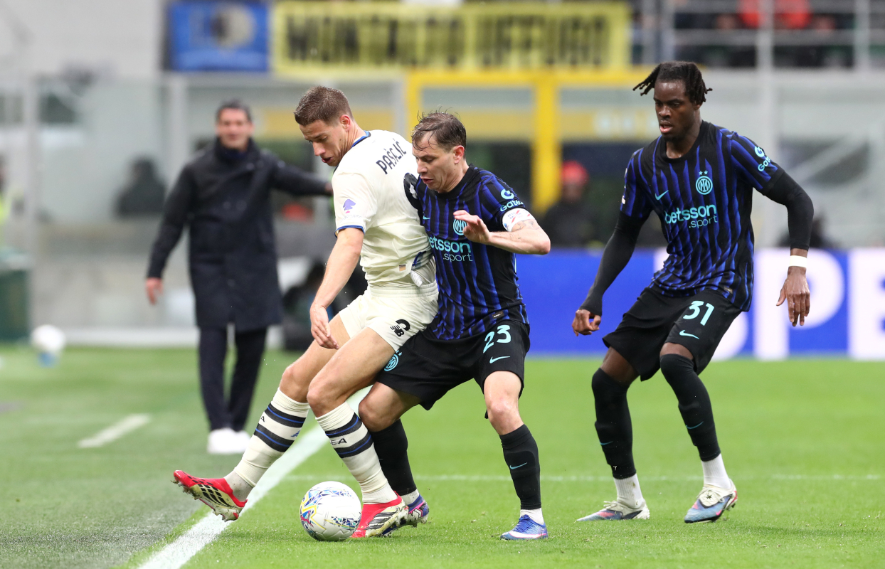 MILAN, ITALY - MARCH 14: Mario Pasalic of Atalanta is challenged by Nicolo Barella of Inter during the Serie A match between FC Internazionale and Atalanta BC at Giuseppe Meazza Stadium on March 14, 2026 in Milan, Italy. (Photo by Marco Luzzani/Getty Images)